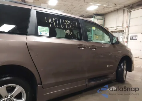 2018 Toyota Sienna Le z USA, uszkodzony, nr VIN 5TDKZ3DC8JS908327